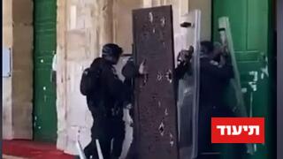 פלסטינים מתבצרים במסגד אל אקצא ומיידים אבנים על כוחות הביטחון