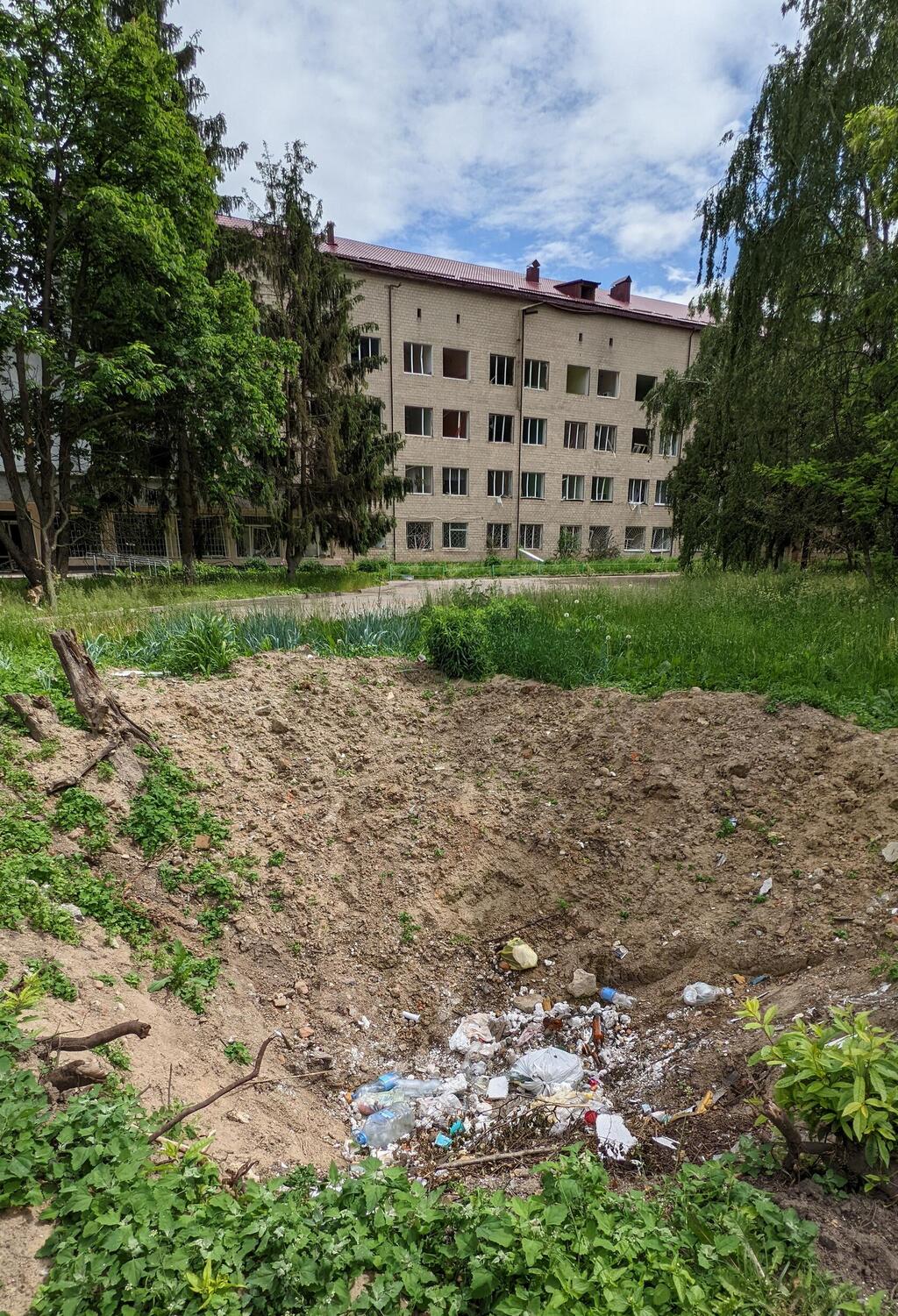 Воронка от снаряда в Чернигове (Фото: личный архив Вадима) Чернигов в июне 2022