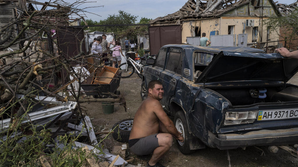 אוקראינה אזרחים מפנים רכוש מ בתים ש הותקפו ב דרוז'קיבקה מזרח אוקראינה