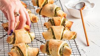 רוגלך מבצק פריך במלית גבינה ותרד