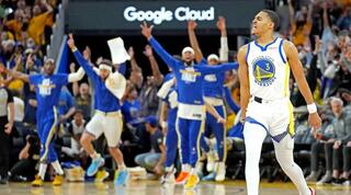 ג'ורדן פול חוגג על רקע הספסל הצוהל של גולדן סטייט