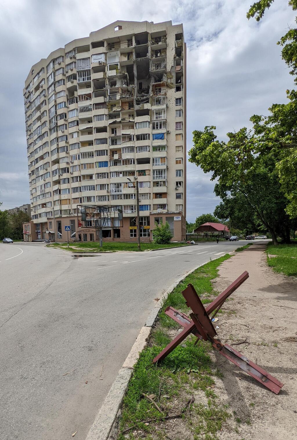 "Ежи" на улицах и внутри дворов Чернигова (Фото: личный архив Вадима) Чернигов в июне 2022