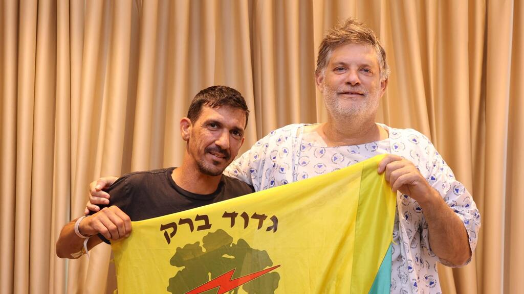 Ари Рингер и Йоси Москович с флагом "Голани" התורם ומקבל התרומה