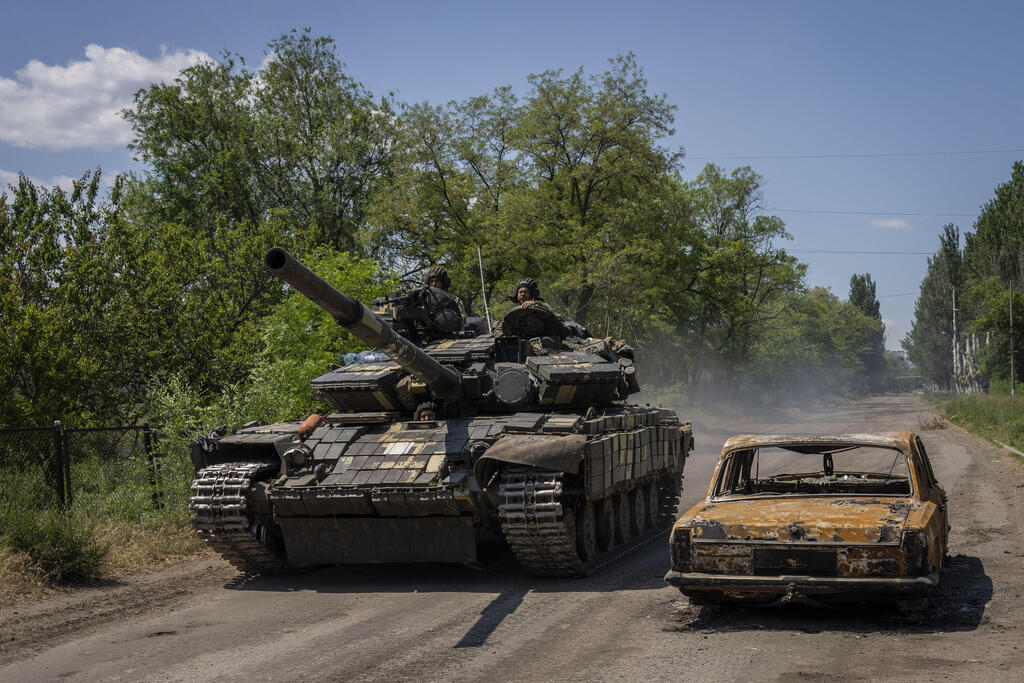 טנק אוקראיני ליד קו החזית ב דונייצק בחבל דונבאס מלחמה אוקראינה רוסיה
