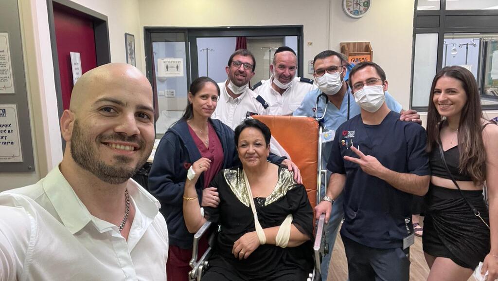 Вивиан и ее родные вместе с парамедиками (Фото предоставлено пресс-службой МАДА) Вивиан с парамедиками Скорой помощи.