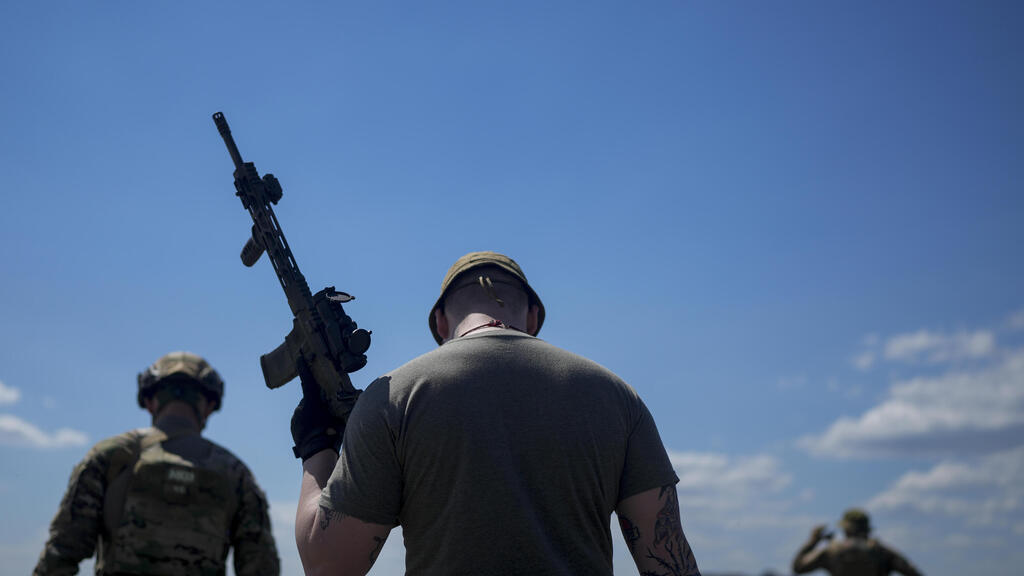 Бойцы украинской территориальной обороны в Киевской области (Фото: AP) אזרחים ב אוקראינה שחברים ב מיליציה מתאמנים על נשק באזור קייב מלחמה רוסיה