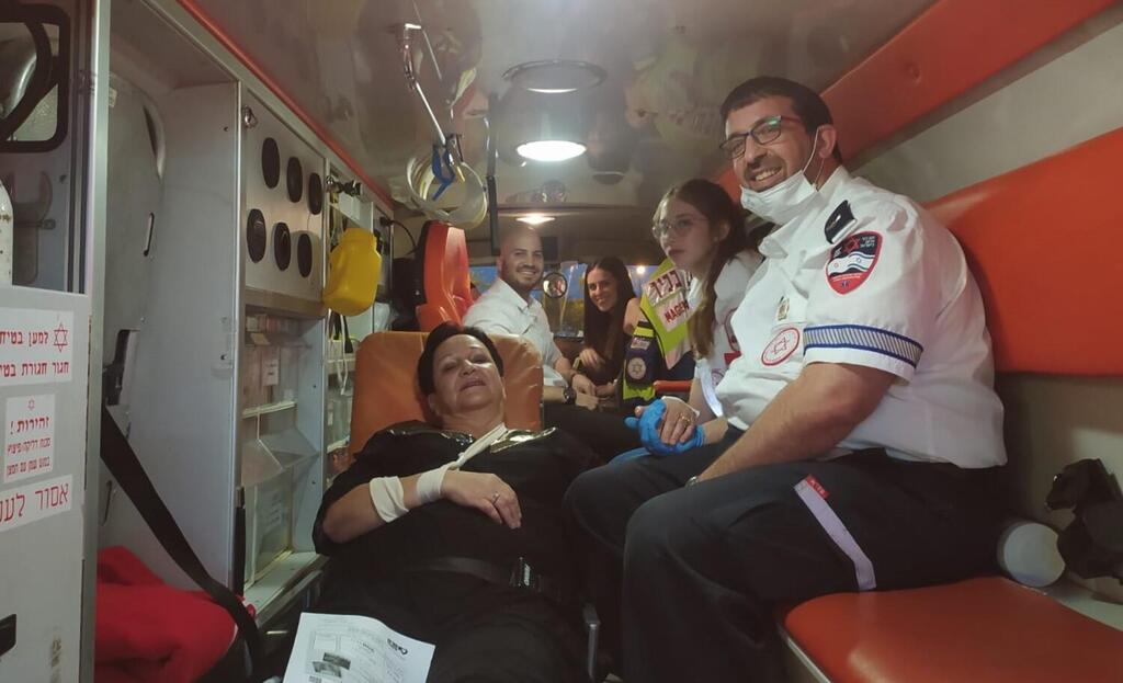 Вивиан с парамедиками скорой помощи (Фото предоставлено пресс-службой МАДА) Вивиан с парамедиками Скорой помощи.