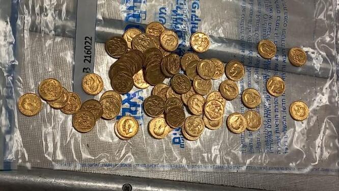 Изъятые в Бен-Гурионе монеты (Фото: Налоговое управление Израиля) מטבעות הזהב שנתפסו