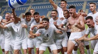 שחקני נבחרת ישראל הצעירה חוגגים