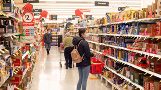 אנשים עורכים קניות בסופרמרקט בסידני, אוסטרליה