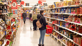 אנשים עורכים קניות בסופרמרקט בסידני, אוסטרליה