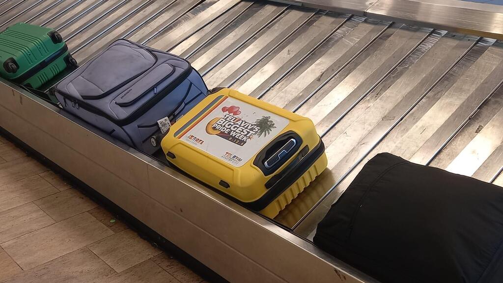 המזוודות הצבעוניות על מסועי אולפ הנוחתים בנתב"ג