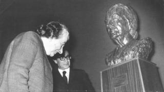 פסל ברונזה שניתן לגולדה מאיר מתנה על ידי מפלגתה, ב-1973