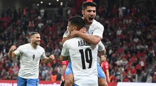 מנור סולומון חוגג עם ליאל עבדה