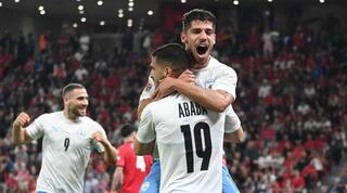 מנור סולומון חוגג עם ליאל עבדה