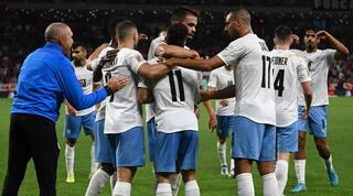 שחקני נבחרת ישראל חוגגים עם מנור סולומון