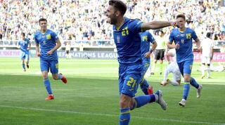 אולכסנדר קרבאב ושחקני אוקראינה חוגגים