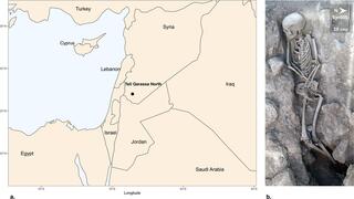 מפה המציגה את מיקומו של תל קרסה בסוריה ושרידי שלד במהלך החפירות בתל קרסה