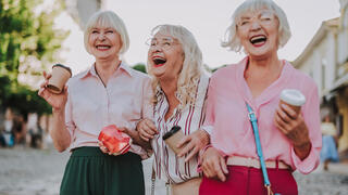 נשים זקנות קשישות חיוך אופטימיות שמחת חיים