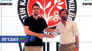 פירלו במעמד החתימה