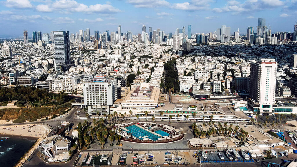 בריכת גורדן והעיר תל אביב בצילום רחפן