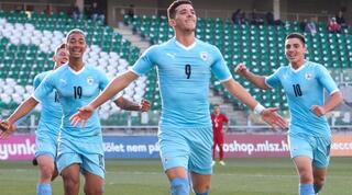 דור תורג'מן חוגג עם גלוך ברקע