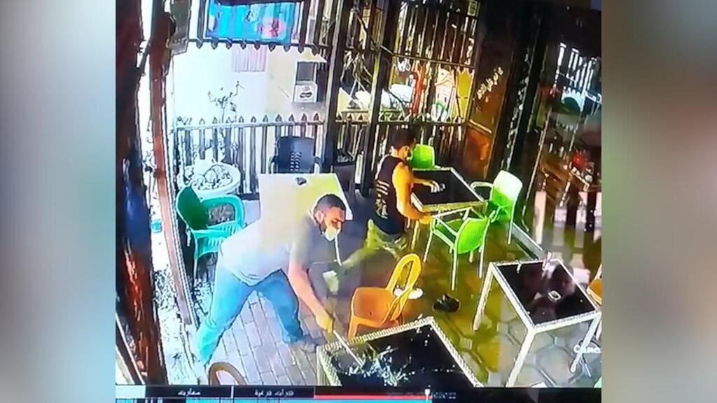 תיעוד: 3 צעירים יהודים הורסים בית קפה פלסטיני בכפר חווארה בשומרון 