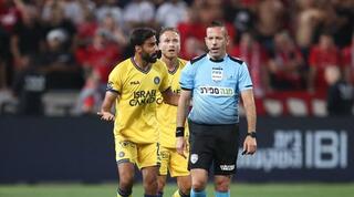 אופיר דוידזאדה עם השופט אוראל גרינפלד