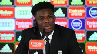 הוכיח שליטה בספרדית. אורליאן טשואמני במסיבת העיתונאים