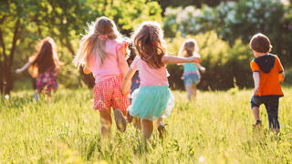 ילדים משחקים בשטח טבעי