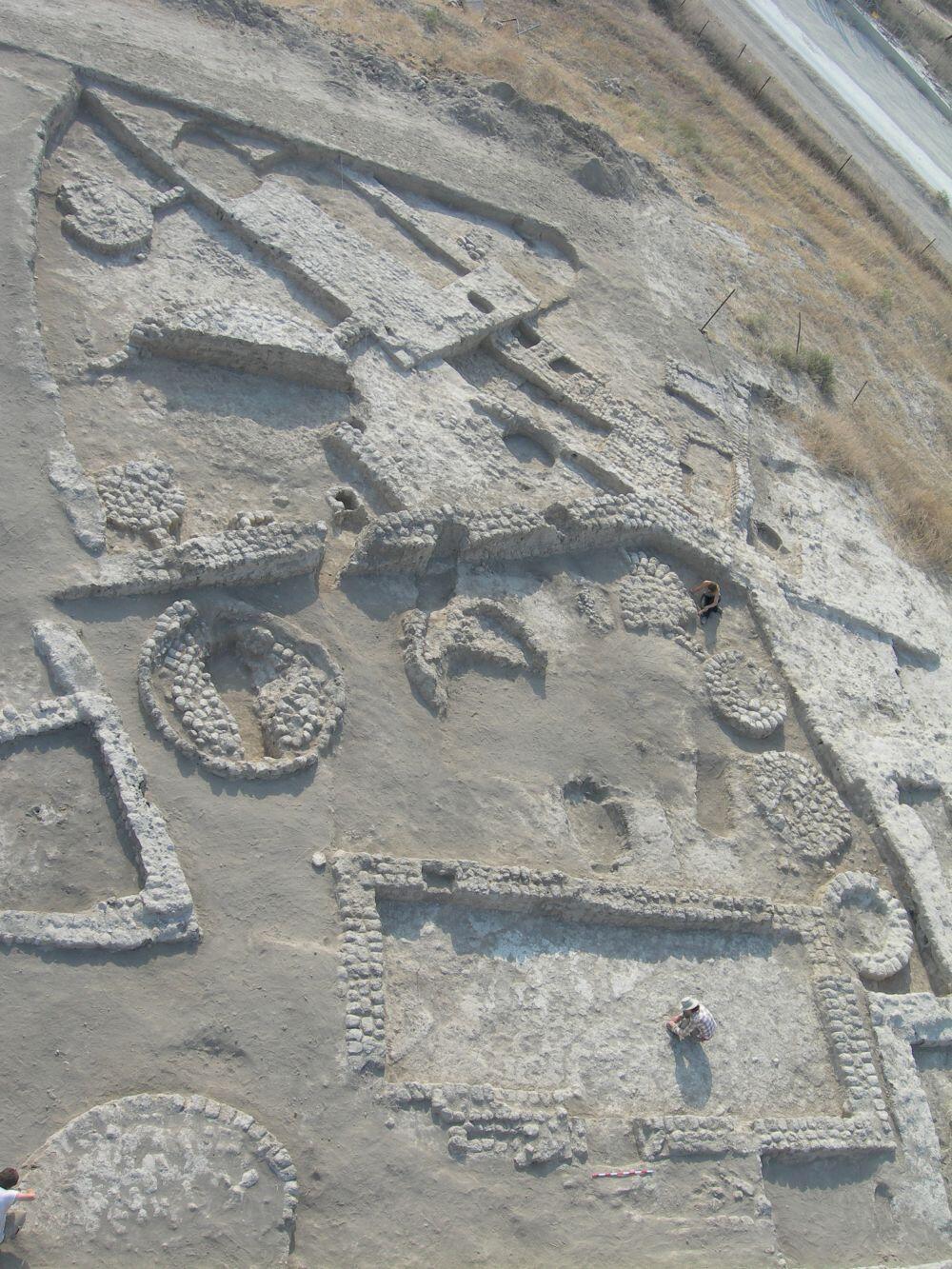 שרידי מבנים וממגורות באתר הכלכוליתי תל צף שמדרום לבית שאן.