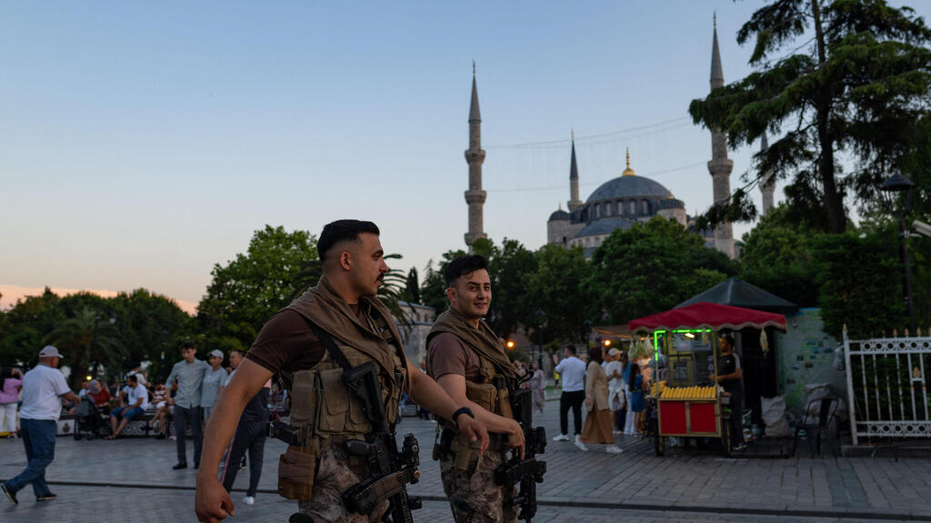 שוטרים טורקים מסיירים ליד המסגד הכחול באיסטנבול