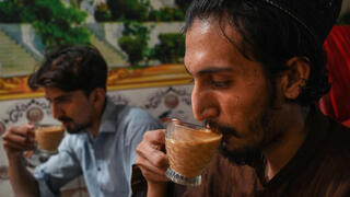 אנשים שותים תה ב איסלמבאד פקיסטן