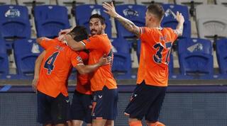 שחקני איסטנבול בשאקשהיר חוגגים מול מנצ'סטר יונייטד