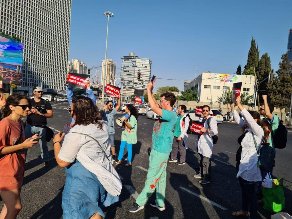 מפגינים בעזריאלי נגד אלימות נגד צוותי רפואה
