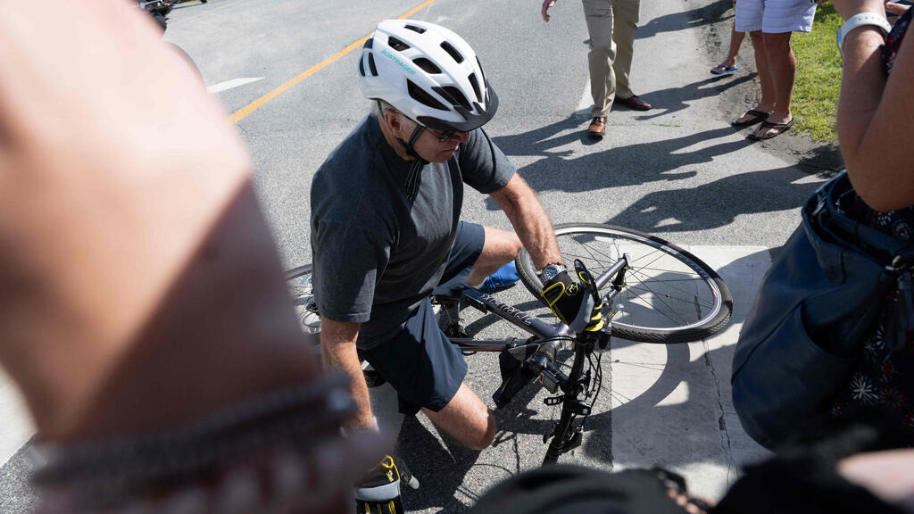 נשיא ארה"ב ג'ו ביידן נפל מ אופניים רכיבה ב רהובוט ביץ'