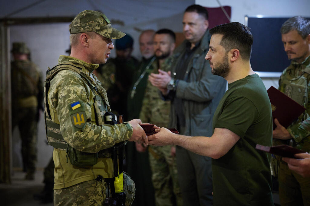 Volodymyr Zelensky with Ukrainian soldier (Photo: EPA/UKRAINIAN PRESIDENTIAL PRESS SERVICE) נשיא אוקראינה וולודימיר זלנסקי נפגש עם חיילים ב מיקולאייב מלחמה רוסיה