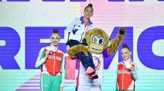 דריה אטמנוב על הפודיום