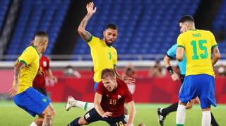 דני אולמו מוקף בשחקנים ברזילאים