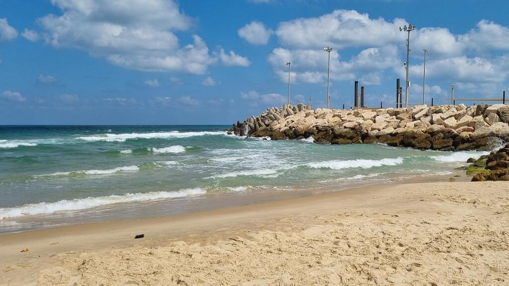 רצועת חוף קטנה ומסוכנת בחוף דליה