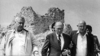 ראש הממשלה מנחם בגין, שרהביטחון אריאל שרון ואחרים מבקרים בבופור