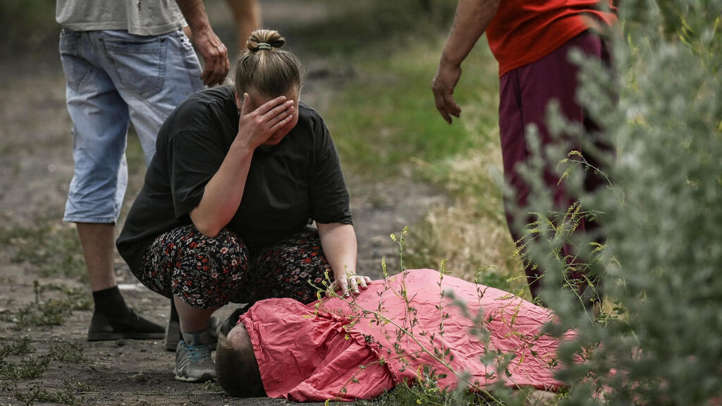 אוקראינה ליסינצ'נסק דונבאס אישה בוכה על גופת קרוב משפחתה ש נהרג ב הפגזה
