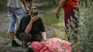 אוקראינה ליסינצ'נסק דונבאס אישה בוכה על גופת קרוב משפחתה ש נהרג ב הפגזה