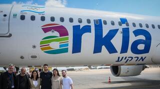 הלוגו על המטוס