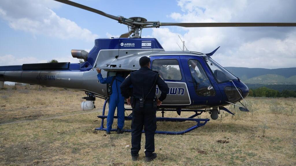 Полицейский вертолет, привлеченный к участию в операции (Фото: пресс-служба полиции) יום חיפושים נרחב בהר מירון אחר מוישי קליינרמן