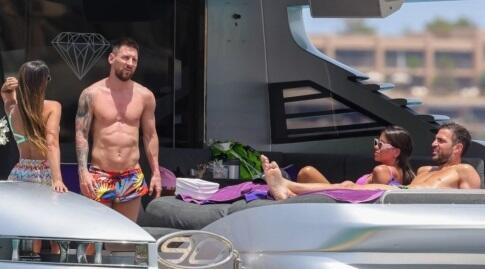 ליאו מסי וססק פברגאס בחופשה באיביזה