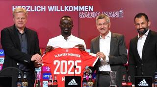 סאדיו מאנה מוצג בבאיירן מינכן עם אוליבר קאן