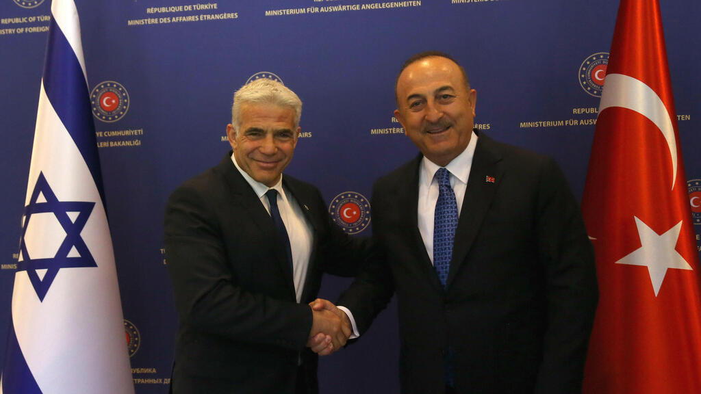 שר החוץ יאיר לפיד נפגש עם שר החוץ של טורקיה מבלוט צ'בושולו ב אנקרה