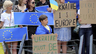 מפגינים בעד אוקראינה מחוץ לפסגת מנהיגי האיחוד האירופי ב בריסל