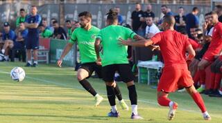 מחמוד ג'אבר עם הכדור